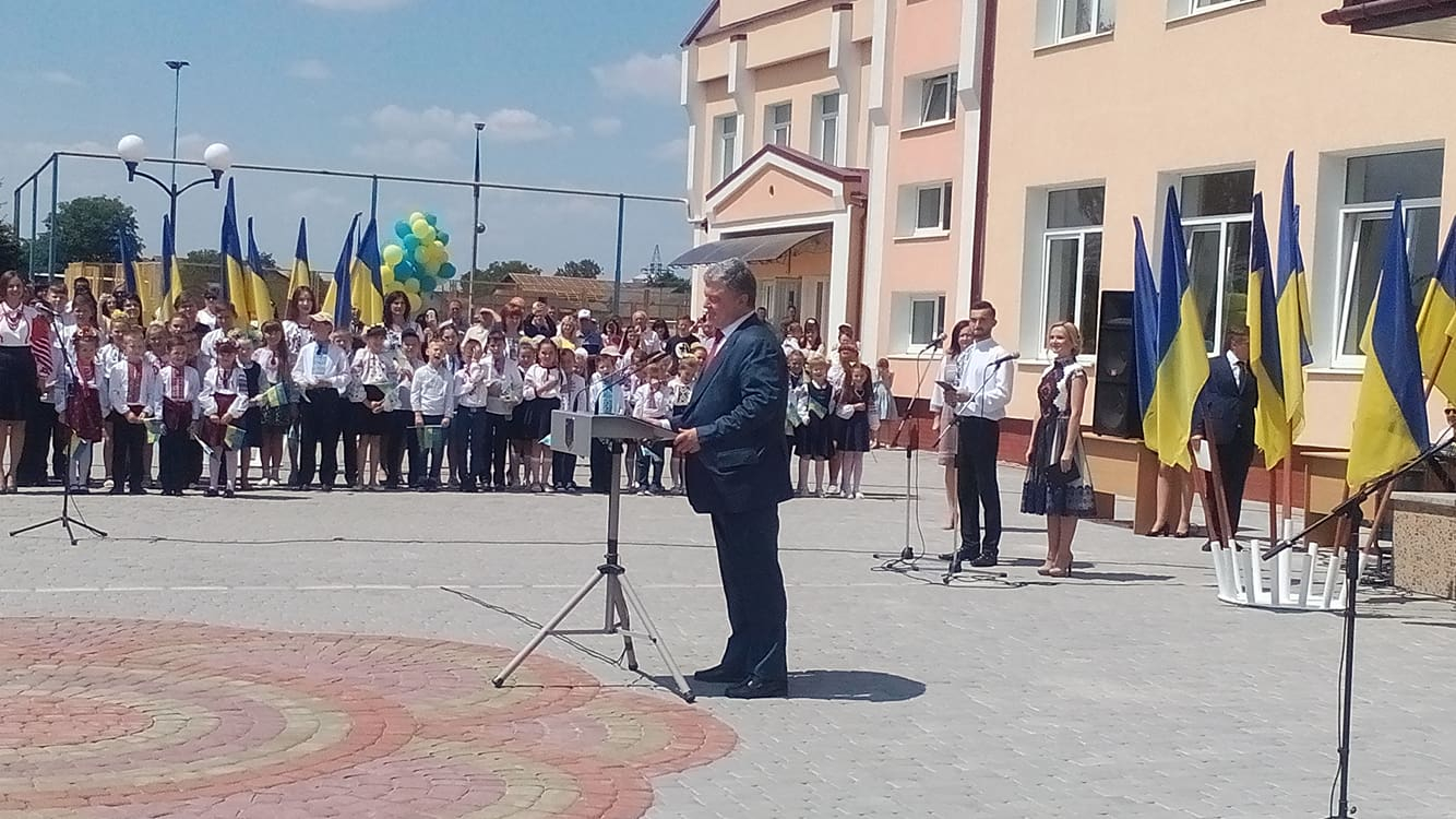 Порошенко провел школьную линейку на солнцепеке: пострадали несколько детей 1 797feb6387687c7c5c02697864fd6dd4