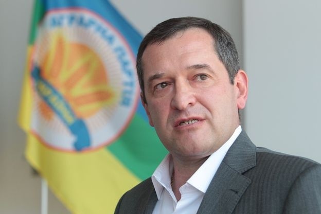 «Аграрній країні – аграрний президент». Як із любителя коней, жінок та вина ліплять «нового Макрона» 4 makk3